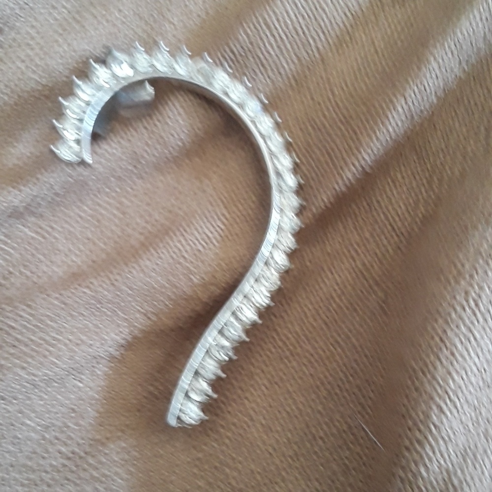 Ear cuff